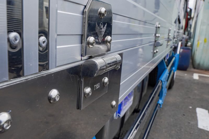 Bản lề, tay khóa bửng inox
